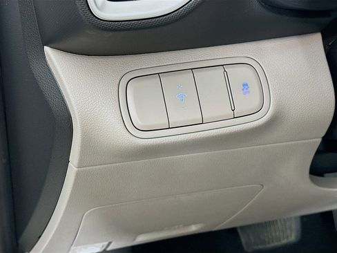 Used 2025 Hyundai Venue SEL FWD image 17