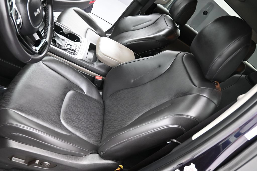 Used 2025 Kia Carnival FWD image 11