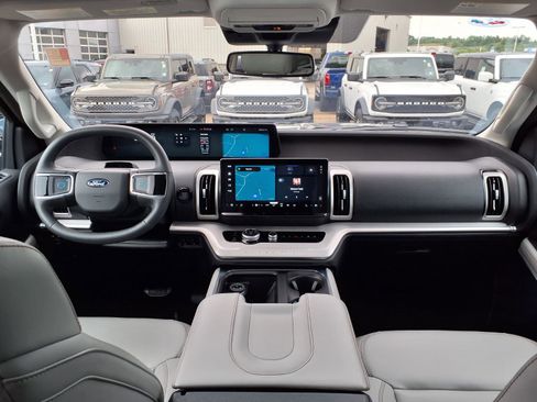 Used 2025 Ford Expedition Active AWD/4WD image 13