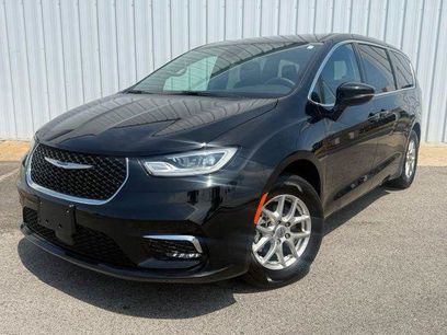 Used 2025 Chrysler Pacifica Select