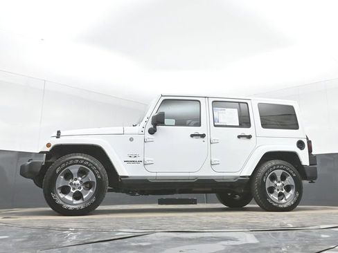 Used 2017 Jeep Wrangler Unlimited Sahara w/ Connectivity Group AWD/4WD image 41