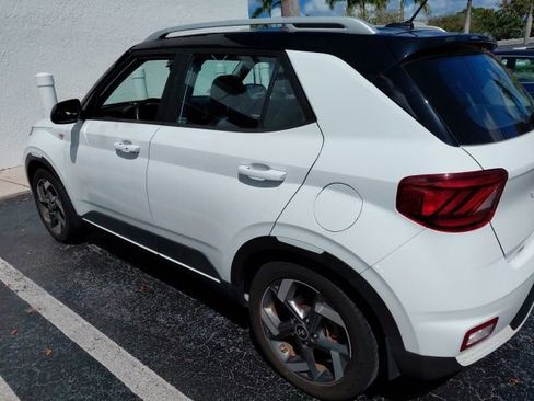 Used 2023 Hyundai Venue Limited image 4