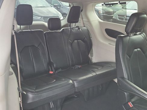 Used 2022 Chrysler Pacifica Touring-L image 22