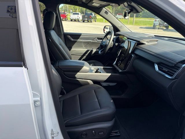 Used 2026 GMC Acadia Elevation w/ Elevation Premium Package FWD image 16