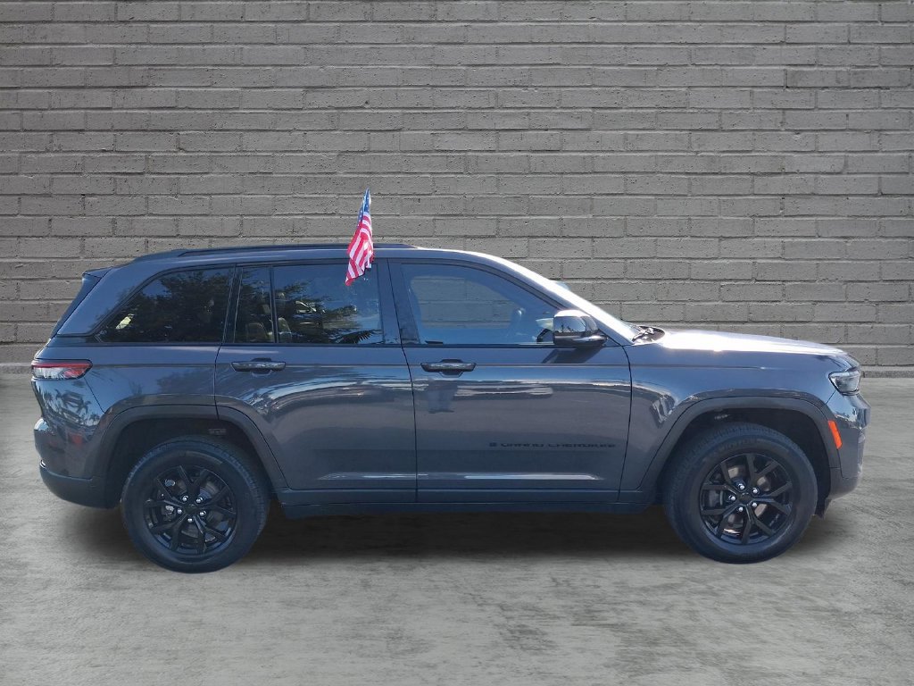 Used 2024 Jeep Grand Cherokee Altitude RWD image 11