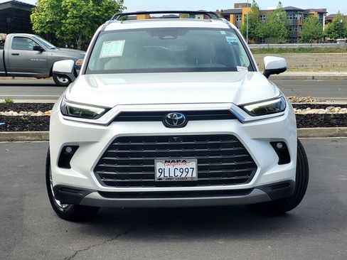 Certified 2024 Toyota Grand Highlander AWD image 3