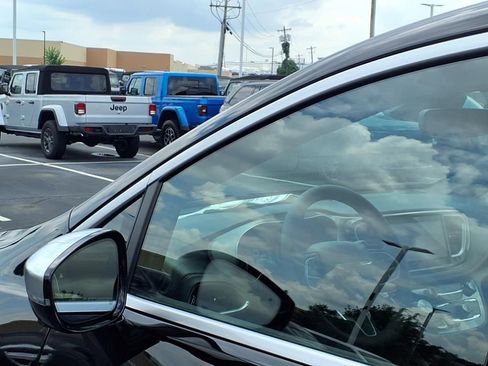 New 2025 Chrysler Pacifica Pinnacle w/ Trailer Tow Group image 27