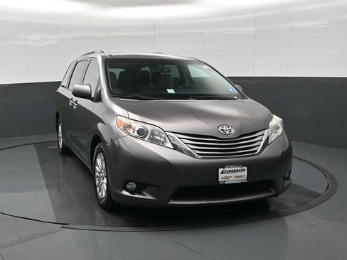 Used 2015 Toyota Sienna XLE image 3