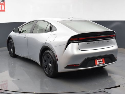 Used 2025 Toyota Prius LE image 3