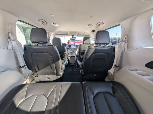 Used 2024 Chrysler Pacifica Touring-L FWD image 20