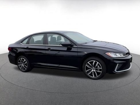 Used 2025 Volkswagen Jetta SE image 2