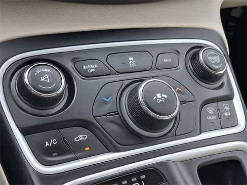 Used 2016 Chrysler 200 Limited image 23