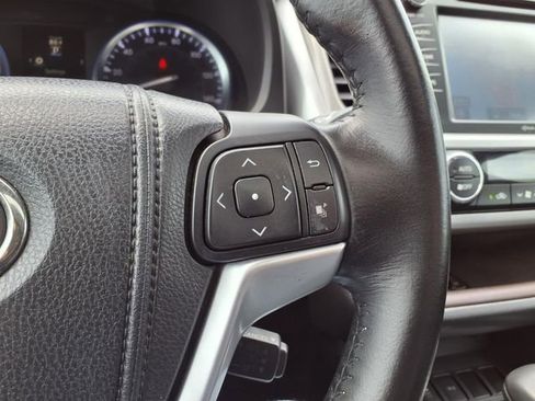 Used 2014 Toyota Highlander XLE FWD image 24