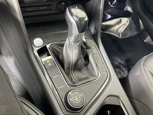 Used 2022 Volkswagen Tiguan SE image 16