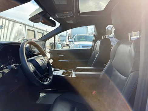 Used 2023 Toyota Sienna XSE image 19