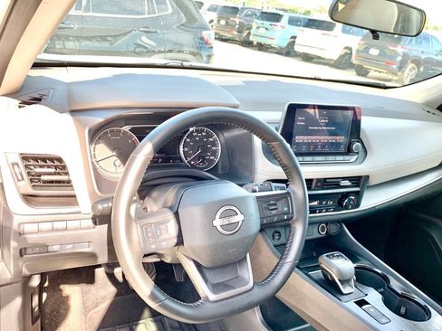 Used 2025 Nissan Rogue SV FWD image 11