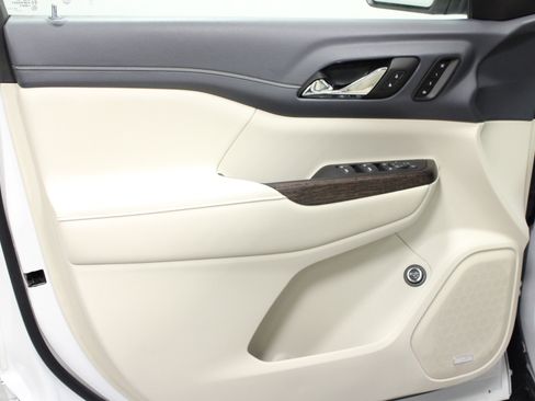 Used 2022 GMC Acadia Denali w/ Denali Technology Package image 11