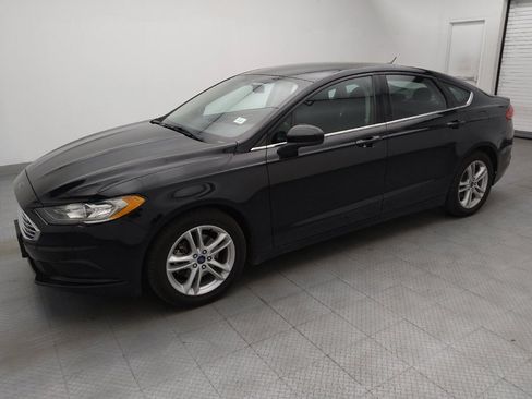Used 2018 Ford Fusion SE w/ Fusion SE Technology Package FWD image 2