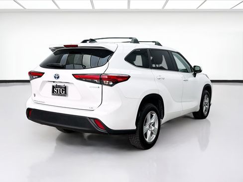 Used 2023 Toyota Highlander LE FWD image 4