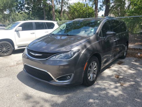 Used 2018 Chrysler Pacifica Touring-L FWD image 3