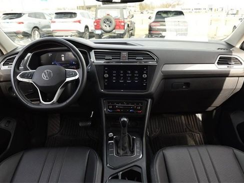 Certified 2024 Volkswagen Tiguan SE image 7