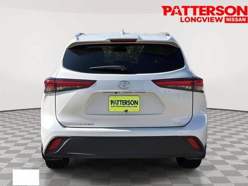 Used 2023 Toyota Highlander XLE FWD image 3