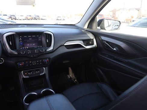 Used 2024 GMC Terrain SLT image 25
