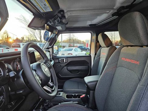 Used 2025 Jeep Wrangler Unlimited Rubicon w/ Technology Group image 22