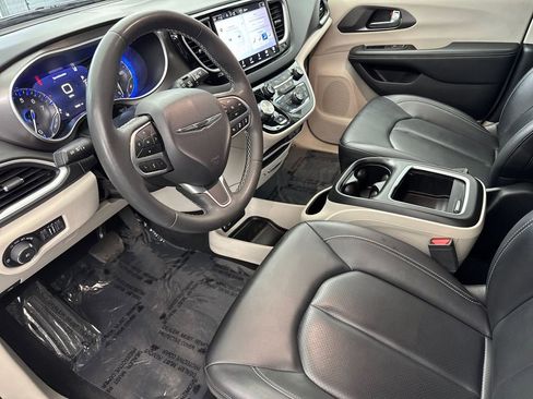Used 2024 Chrysler Pacifica Touring-L image 9
