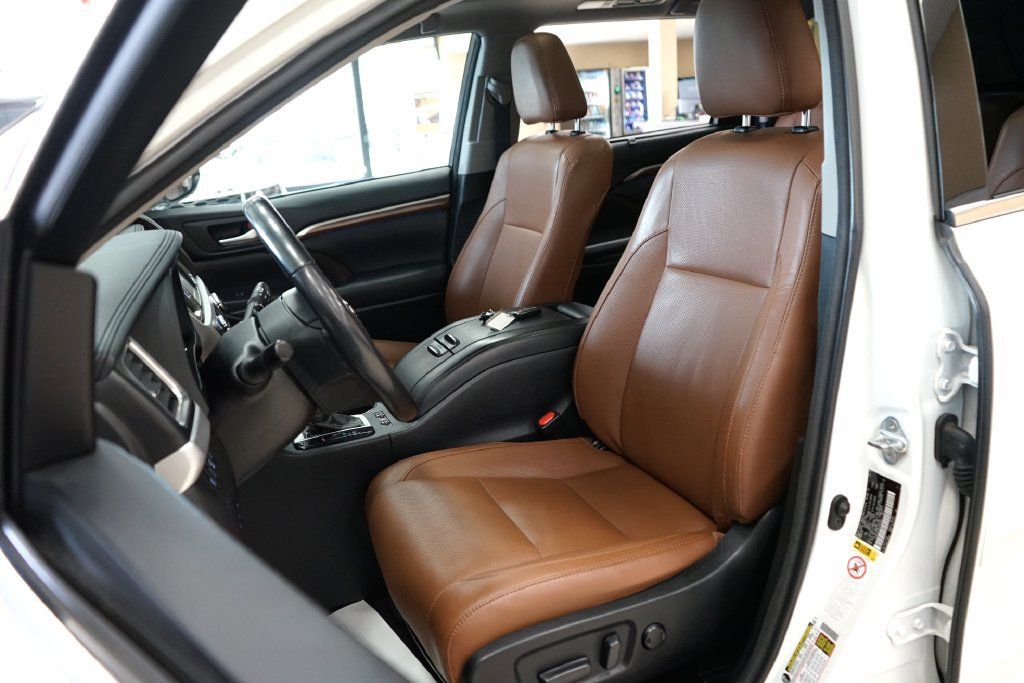 Used 2018 Toyota Highlander Limited Platinum AWD/4WD image 2