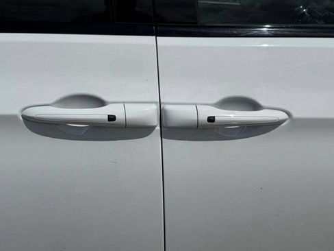 Used 2025 Chrysler Pacifica Limited FWD image 15