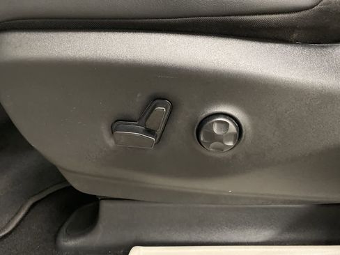 Used 2024 Chrysler Pacifica Touring-L image 14