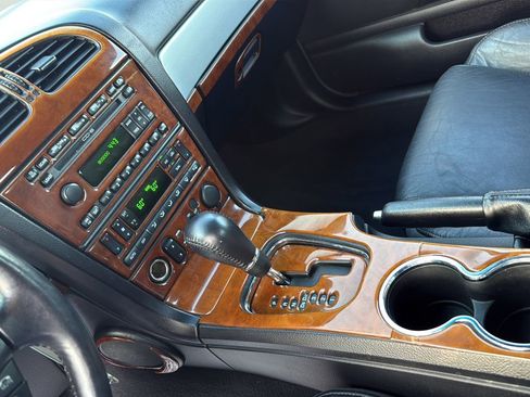 Used 2005 Ford Thunderbird image 20