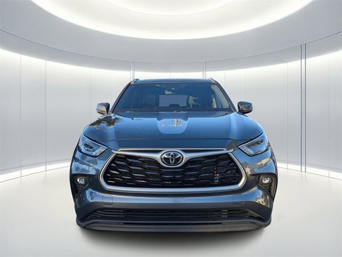 Used 2022 Toyota Highlander XLE image 8