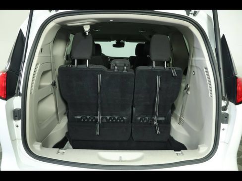 Used 2023 Chrysler Voyager LX FWD image 11