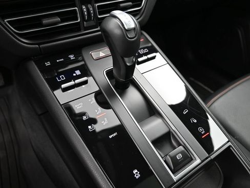 Certified 2024 Porsche Macan AWD/4WD image 13