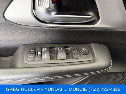 Used 2025 Chrysler Pacifica Limited FWD image 23