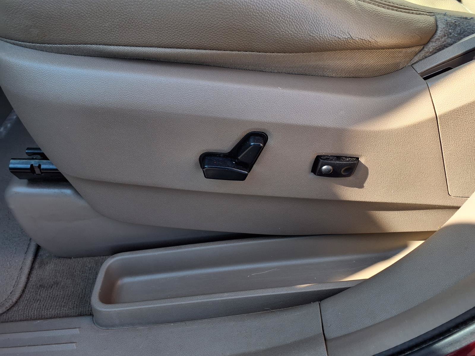 Used 2014 Chrysler Town & Country Touring FWD image 20