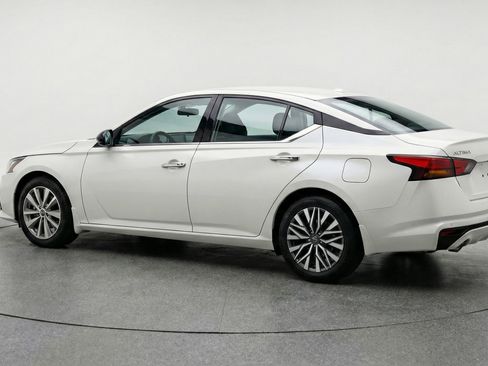 Used 2025 Nissan Altima 2.5 SV FWD image 6