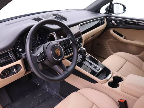 Used 2025 Porsche Macan image 5