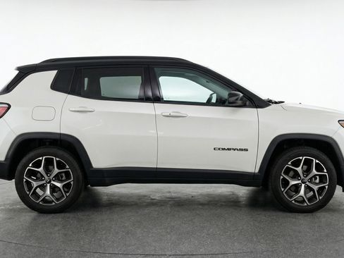 Used 2025 Jeep Compass Limited image 11