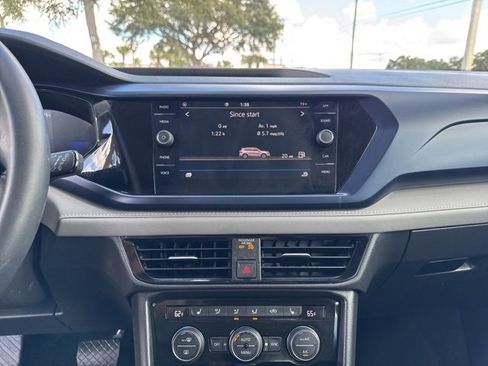 Used 2024 Volkswagen Taos SE image 25