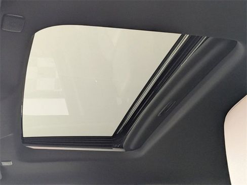 Used 2024 Chevrolet Silverado 2500 ZR2 w/ Technology Package image 13