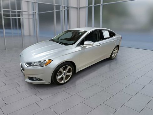 Used 2015 Ford Fusion SE image 4
