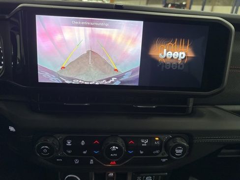 Used 2025 Jeep Wrangler Unlimited Rubicon image 17