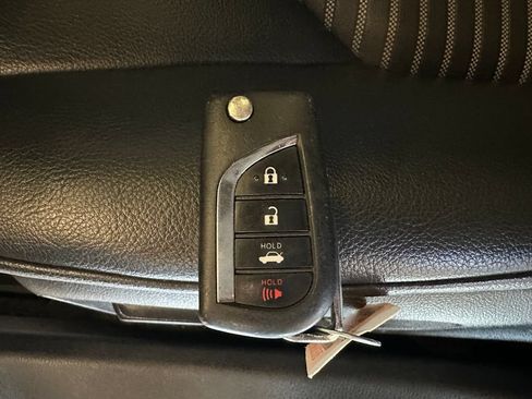 Used 2020 Toyota Camry SE w/ Moonroof Package AWD/4WD image 17