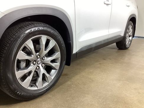 Used 2024 Toyota Grand Highlander AWD image 2