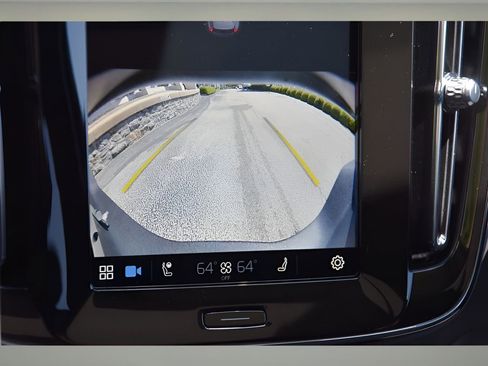 Certified 2025 Volvo XC40 B5 Plus w/ Protection Package Premier image 19