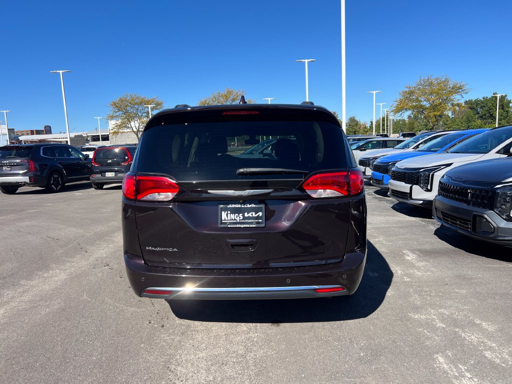 Used 2017 Chrysler Pacifica Touring-L FWD image 4