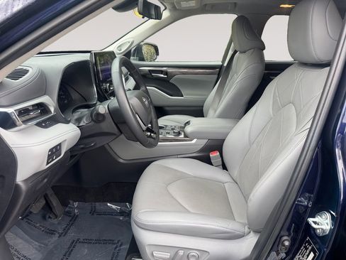 Used 2023 Toyota Highlander Platinum image 9